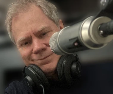 mit RODE Mikrofon im Studio