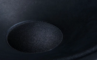 Lautsprechermonitor in einer Aufnahmestudioumgebung.